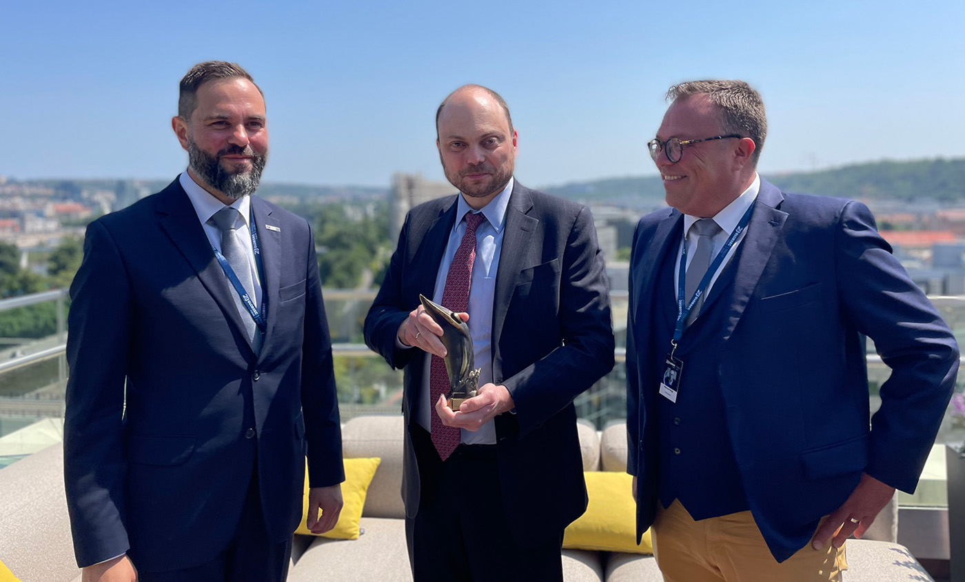 Presenting the 2024 PEMC Prize to Vladimir Kara-Murza at GLOBSEC